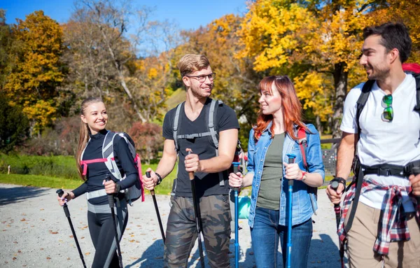 Authentische Gruppe Von Freunden Auf Touristenausflug Fuß Mit Rucksack Und — Stockfoto