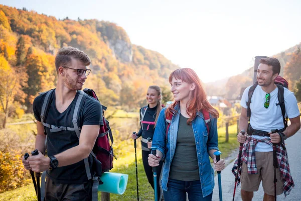 Authentic Group Friends Tourist Trip Walking Backpacks Trekking Sticks — Stock Photo, Image