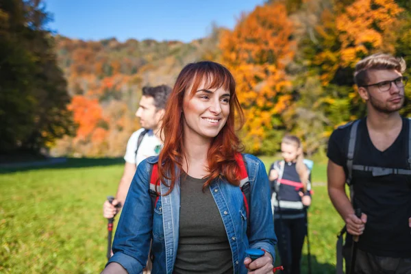 Lächelnde Frau Die Mit Freunden Der Natur Wandert Wanderer Die — Stockfoto