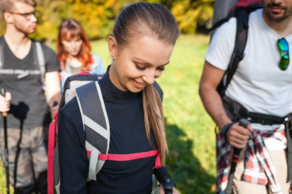 Femme Souriante Trekking Avec Des Amis Dans Nature Randonneurs Explorer — Photo