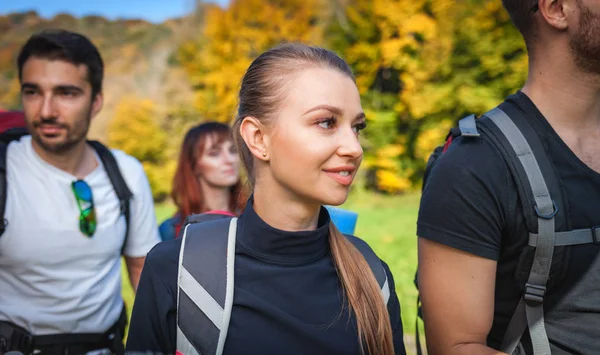 Smiling Woman Trekking Friends Nature Hikers Exploring Places — Stock Photo, Image