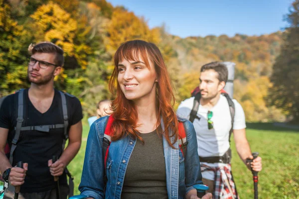 Donna Sorridente Trekking Con Gli Amici Nella Natura Escursionisti Alla — Foto Stock