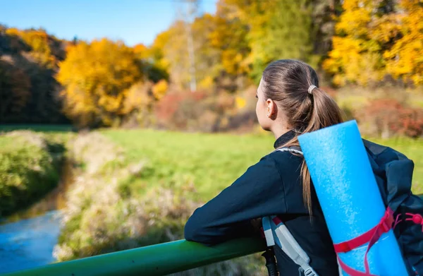 Frau Mit Ruhigem Rucksack Und Blick Auf Die Landschaft Wanderin — Stockfoto