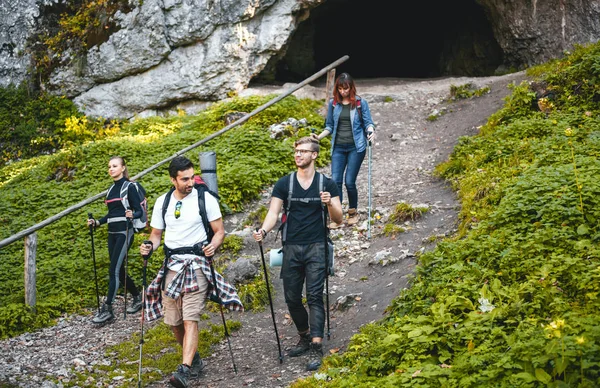 Groep Wandelliefhebbers Verkennen Berg Trekking Natuur — Stockfoto