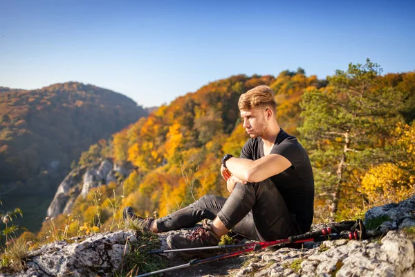 Viajante Homem Depois Trekking Sentado Rocha Olhando Para Vista Montanha — Fotografia de Stock