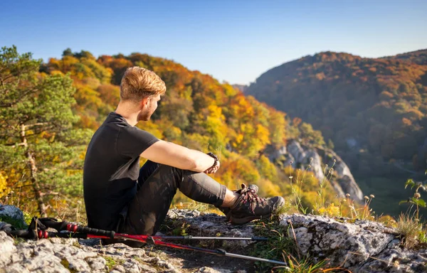 Reiziger Man Trekking Zittend Rots Kijken Naar Uitzicht Bergen — Stockfoto