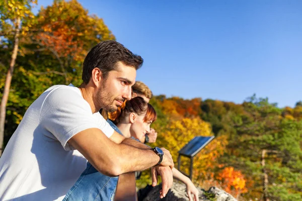 Groupe Touristes Sommet Montagne Regardant Paysage — Photo