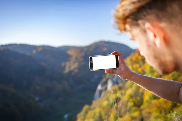 Traveler Man Looking Mountain View Making Landscape Photo Using Smartphone — Stock Photo, Image