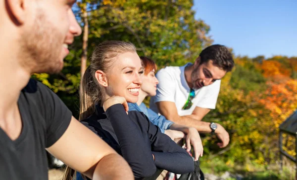 Uśmiechnięta Kobieta Turystyczna Odpoczywa Szczycie Góry Trekkingu — Zdjęcie stockowe