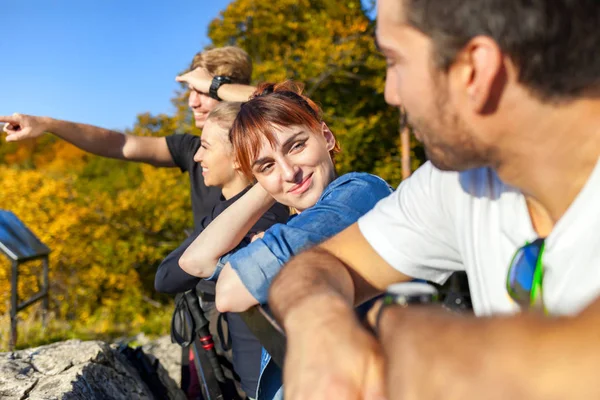 Femme Touristique Souriante Reposant Sommet Mont Après Trekking — Photo