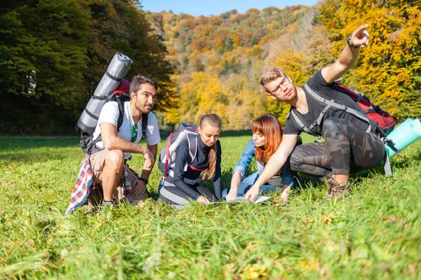 Grupp Vandrare Med Ryggsäckar Tittar Karta Och Planerar Ytterligare Trekking — Stockfoto