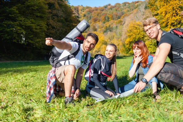 Group Hikers Backpacks Looking Map Planning Further Trekking Trail — Stock Photo, Image