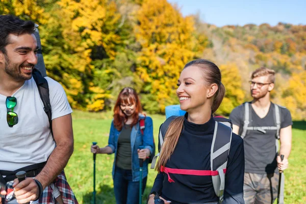 Group Smiling Friends Trekking Together Nature Hikers Exploring Places — Stock Photo, Image
