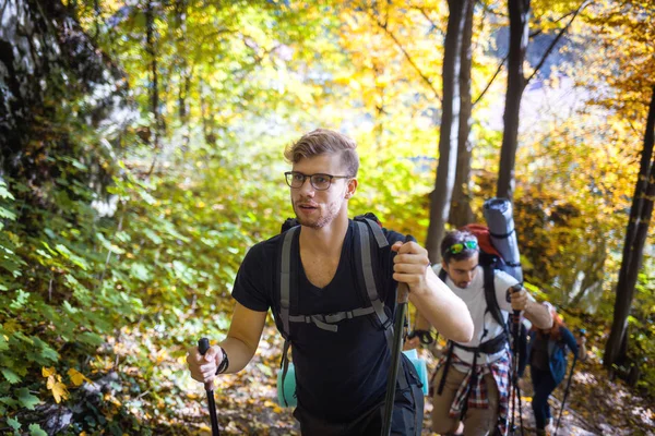 Groep Vrienden Wandelen Door Het Bergpad Trekking Trail — Stockfoto