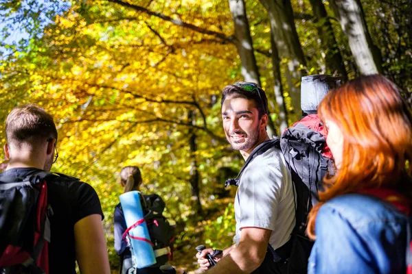 Grupa Przyjaciół Wędrówki Górskiej Ścieżce Szlak Trekkingu — Zdjęcie stockowe