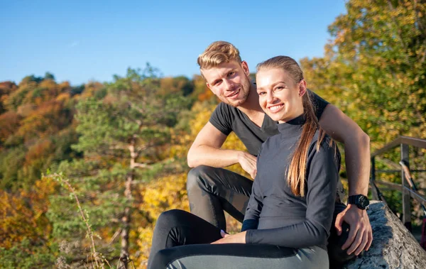 Paar Von Reisenden Sitzt Nach Trekking Den Bergen Auf Felsen — Stockfoto
