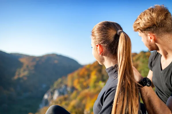Couple Travelers Looking Mountain Landscape Trekking — Stock Photo, Image
