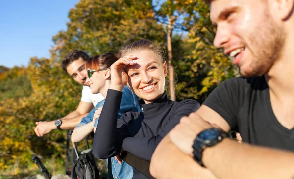 Gruppo Amici Viaggio Turistico Guardando Paesaggio — Foto Stock