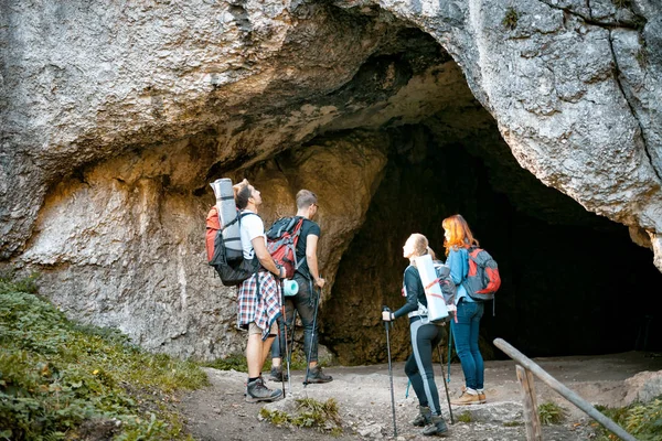 Groupe Randonneurs Explorant Grotte Dans Montagne — Photo