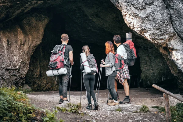 Grupa Miłośników Zwiedzania Jaskini Górach — Zdjęcie stockowe