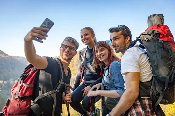 Przyjaciele Plecaki Robienia Zdjęć Selfie Razem Szczycie Góry Podróży Koncepcji — Zdjęcie stockowe