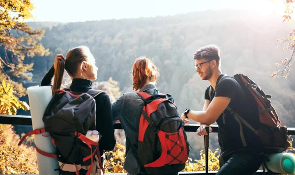 Viajantes Com Mochilas Conversando Descansando Enquanto Trekking Montanha — Fotografia de Stock