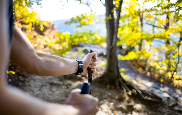 Homem Trilha Segurando Paus Trekking — Fotografia de Stock