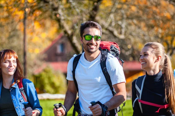 Group Friends Hiking Countryside Together — Stock Photo, Image