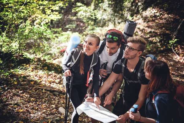 Grupo Amigos Durante Viagem Navegando Com Mapa Planejando Mais Trilha — Fotografia de Stock