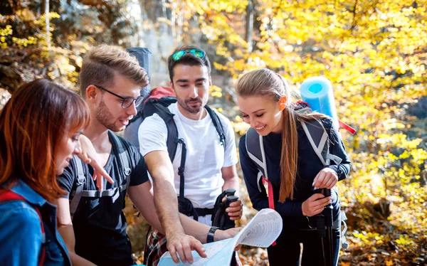 Freundeskreis Während Der Fahrt Mit Karte Navigieren Und Weitere Wanderwege — Stockfoto