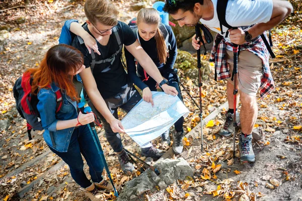 Freundeskreis Während Der Fahrt Mit Karte Navigieren Und Weitere Wanderwege — Stockfoto