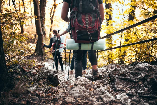 而徒步旅行与背包在岩石森林小径 — 图库照片