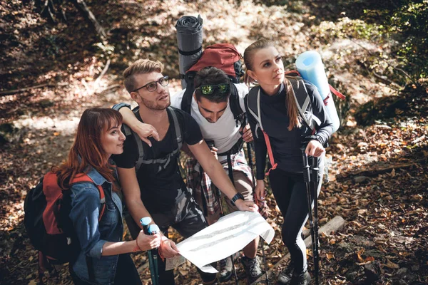 Groupe Amis Pendant Voyage Naviguer Avec Carte Planifier Autres Sentiers Image En Vente