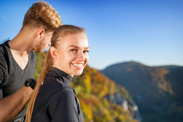 Couple Voyageurs Heureux Montagne — Photo