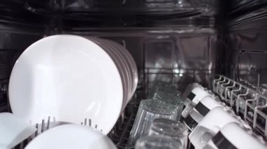Bulaşık makinesinde temiz beyaz tabakların yakından görünümü