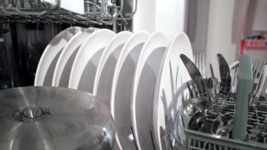 Bulaşık makinesinde temiz beyaz tabakların yakından görünümü