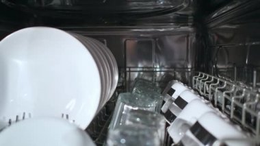 Bulaşık makinesinde temiz beyaz tabakların yakından görünümü
