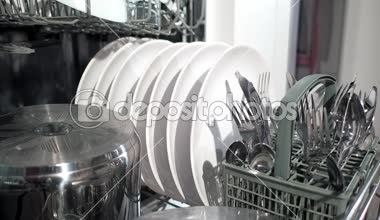 Bulaşık makinesinde temiz beyaz tabakların yakından görünümü
