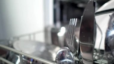 Bulaşık makinesinde temiz beyaz tabakların yakından görünümü