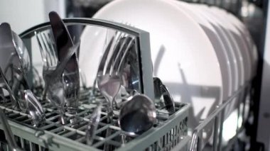Bulaşık makinesinde temiz beyaz tabakların yakından görünümü