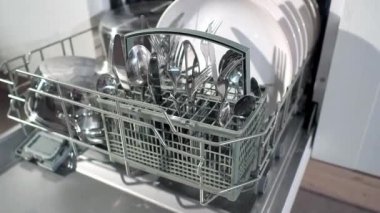 Bulaşık makinesinde temiz beyaz tabakların yakından görünümü