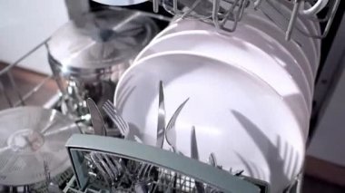 Bulaşık makinesinde temiz beyaz tabakların yakından görünümü