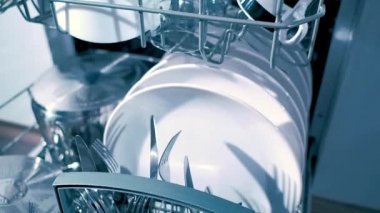 Bulaşık makinesinde temiz beyaz tabakların yakından görünümü