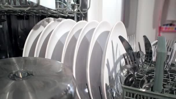 洗碗机中干净的白色菜肴的特写镜头 — 图库视频影像