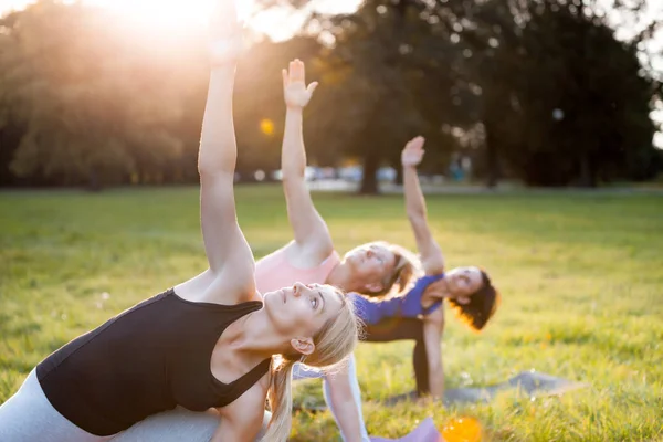 Yoga Parc Groupe Femmes Âge Mixte Posant Pendant Coucher Soleil — Photo