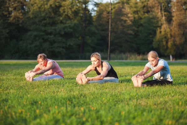 Yoga Parque Grupo Mujeres Edad Mixta Haciendo Pose Mientras Pone — Foto de Stock