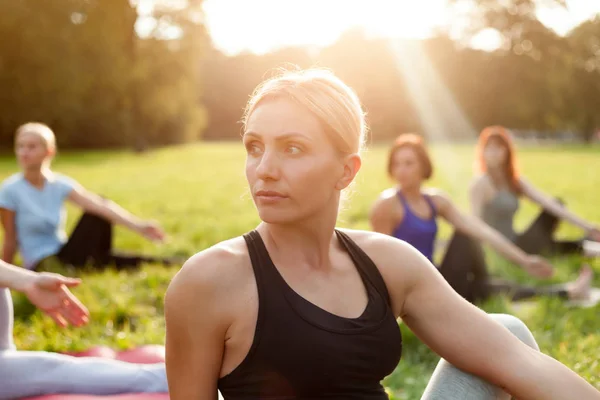 Yoga Parque Mujer Mediana Edad Haciendo Ejercicios Con Grupo Personas —  Fotos de Stock