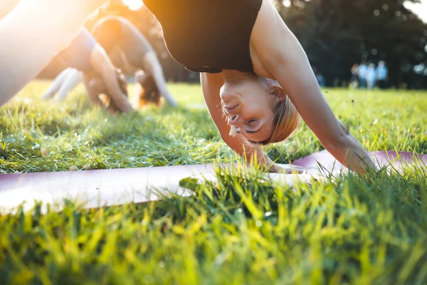 Yoga Dans Parc Femme Âge Moyen Faisant Des Exercices Avec — Photo