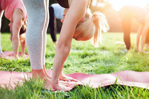 Yoga Dans Parc Femme Âge Moyen Faisant Des Exercices Avec — Photo