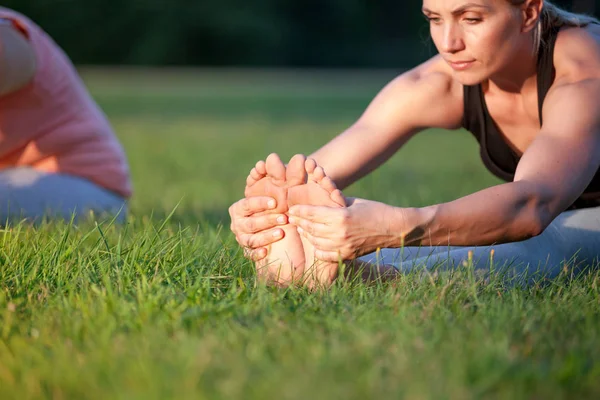 Yoga Dans Parc Femme Âge Moyen Étirant Tenant Les Pieds — Photo